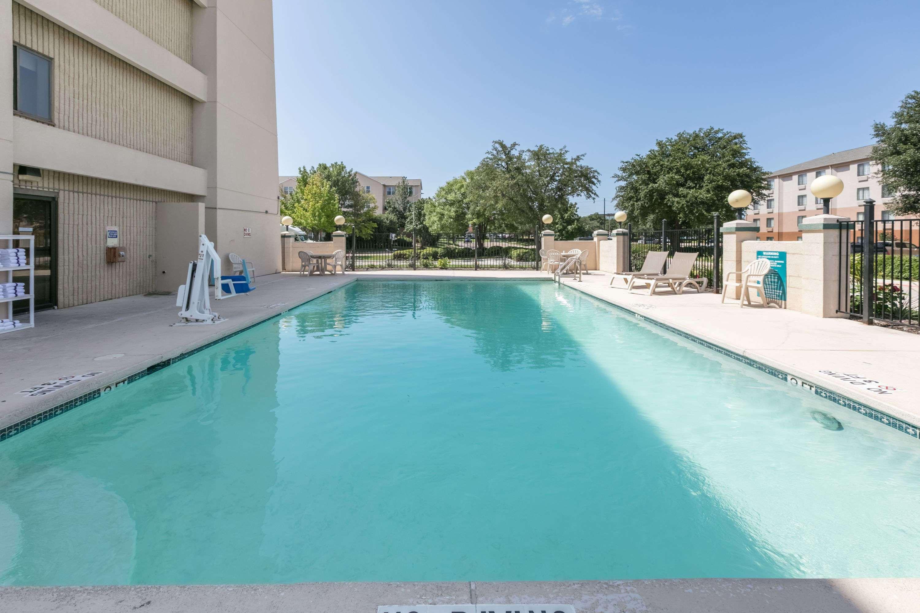 Hotel Baymont By Wyndham Arlington At Six Flags Dr Exterior foto