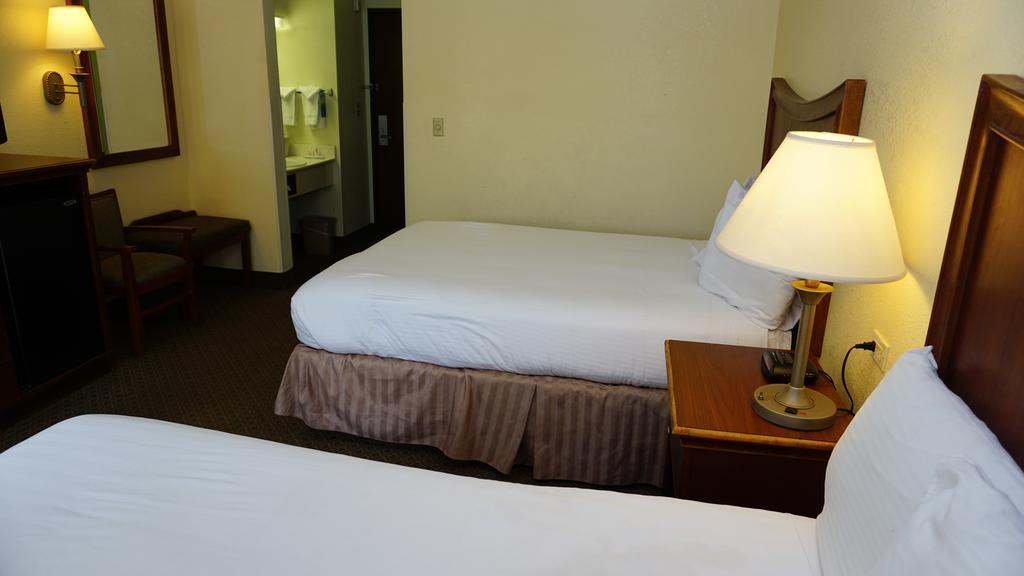 Hotel Baymont By Wyndham Arlington At Six Flags Dr Exterior foto
