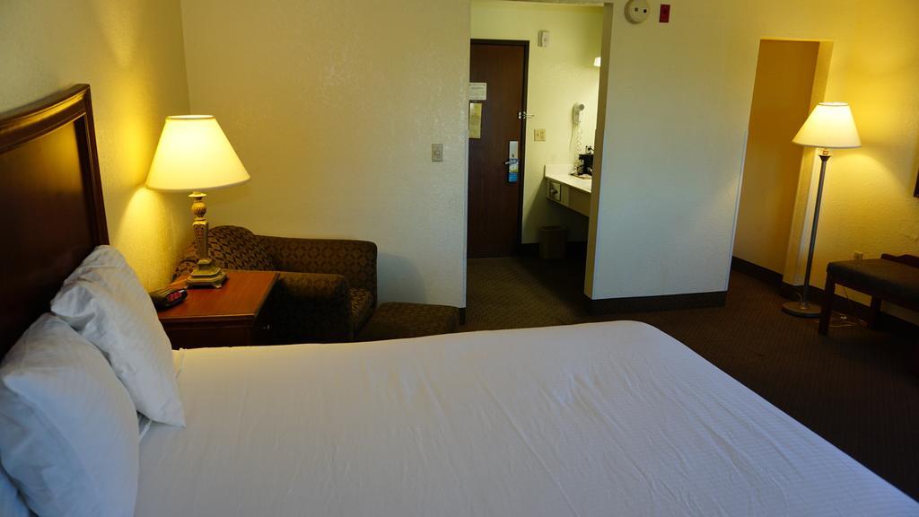 Hotel Baymont By Wyndham Arlington At Six Flags Dr Exterior foto
